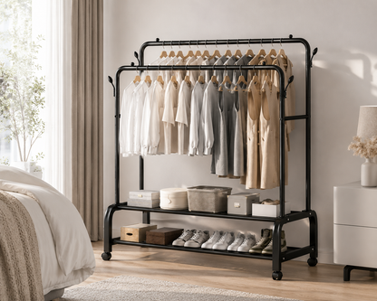 Appendiabiti Doppio con Ruote in Metallo Nero, Stand Appendiabiti Salvaspazio con 2 Barre e Ripiani Porta Scarpe, Attaccapanni Moderno per Camera da Letto, Ingresso, Negozio e Cabina Armadio