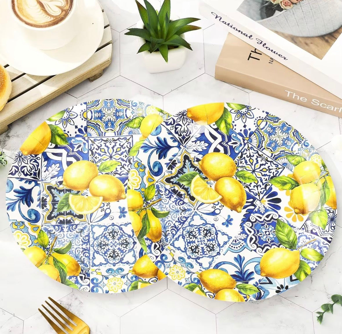 Piatto in ceramica decorato con limoni e motivi mediterranei – Stile maiolica siciliana