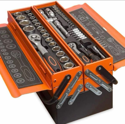 Set Attrezzi Professionale con Cassetta Cantilever – 85 Pezzi
Porta l'ordine e la precisione nel tuo garage o nella tua officina con questo set completo di attrezzi da 85 pezzi. Racchiuso in una robusta cassetta metallica con apertura a sbalzo (cantilever