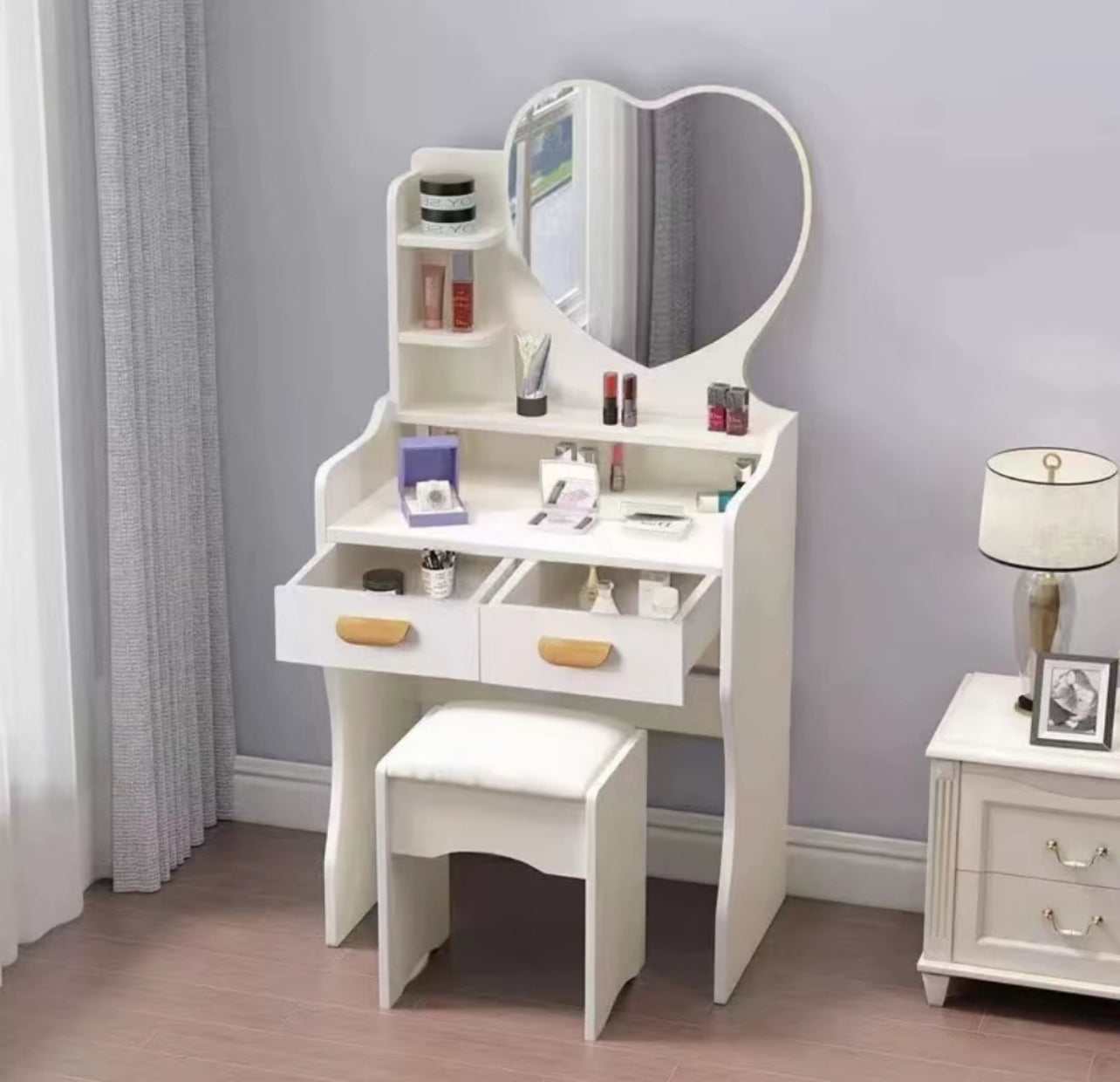 Toeletta Moderna con Specchio a Forma di Cuore e Sgabello - Eleganza e Funzionalità per la Tua Zona Make-up - BDIT ACCESSORI